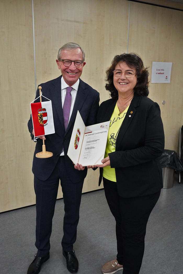 LAndeshauptmann Dr. Wilfried HAslauer und Landesleiterin Monika Feichtner bei der Übergabe des ALndeswappens